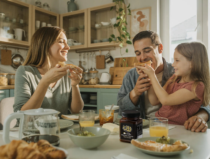 <h5><span style="text-decoration:underline">Votre bien-être</span></h5><h2>Du bien-être dans chaque cuillère.</h2><p>Que vous l’ajoutiez à une tisane, sur une tartine ou pour apaiser votre peau, ce miel vous accompagne dans vos rituels du quotidien.</p><p>Nous avons pris soin de tout en amont — il ne vous reste plus qu’à savourer l’instant.</p>